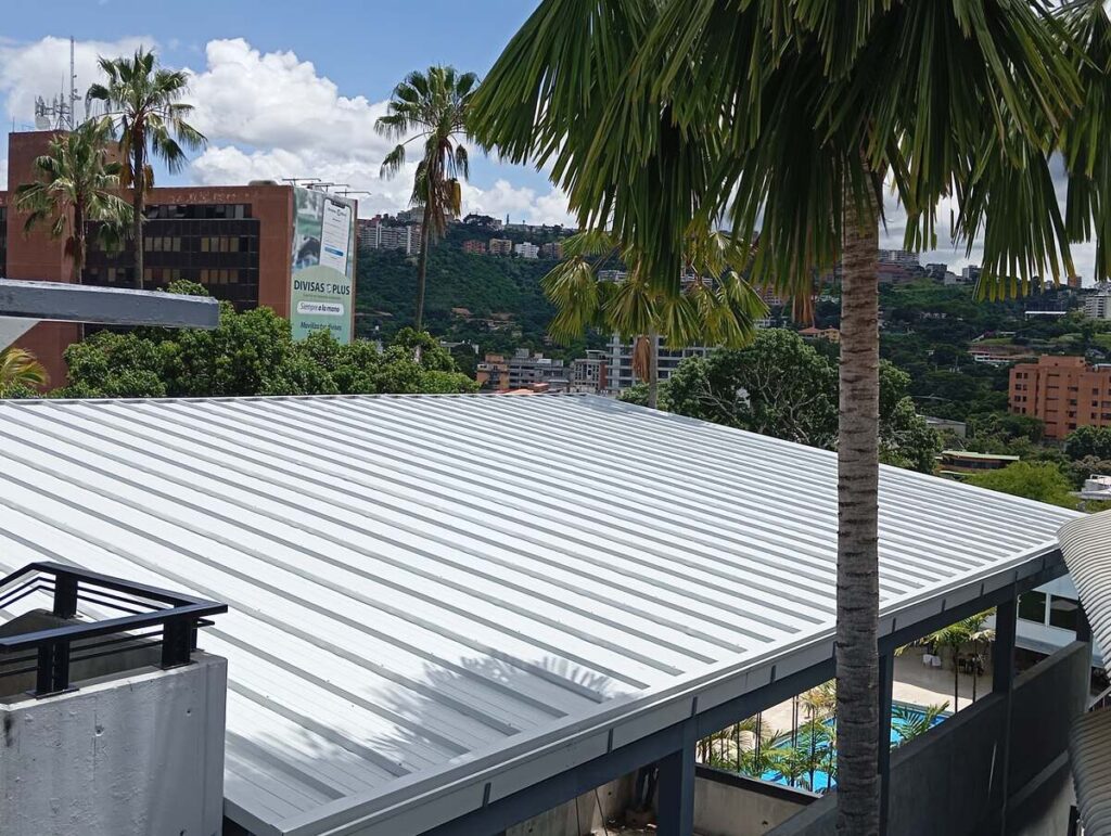 Paneles aislantes en techo de gimnasio en San Román